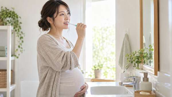 つわりの時期に小さな歯ブラシで無理なくケアする妊婦さん