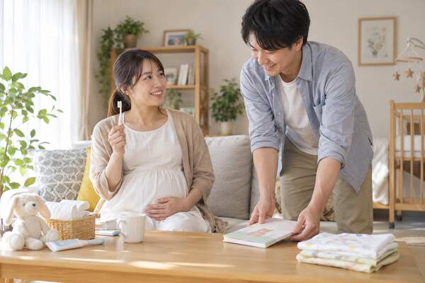 赤ちゃんを迎える前に家族でお口の健康を話し合う様子