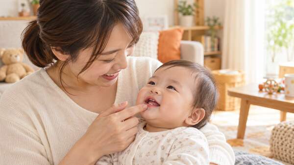 保護者が赤ちゃんの最初の下の前歯に気づく様子
