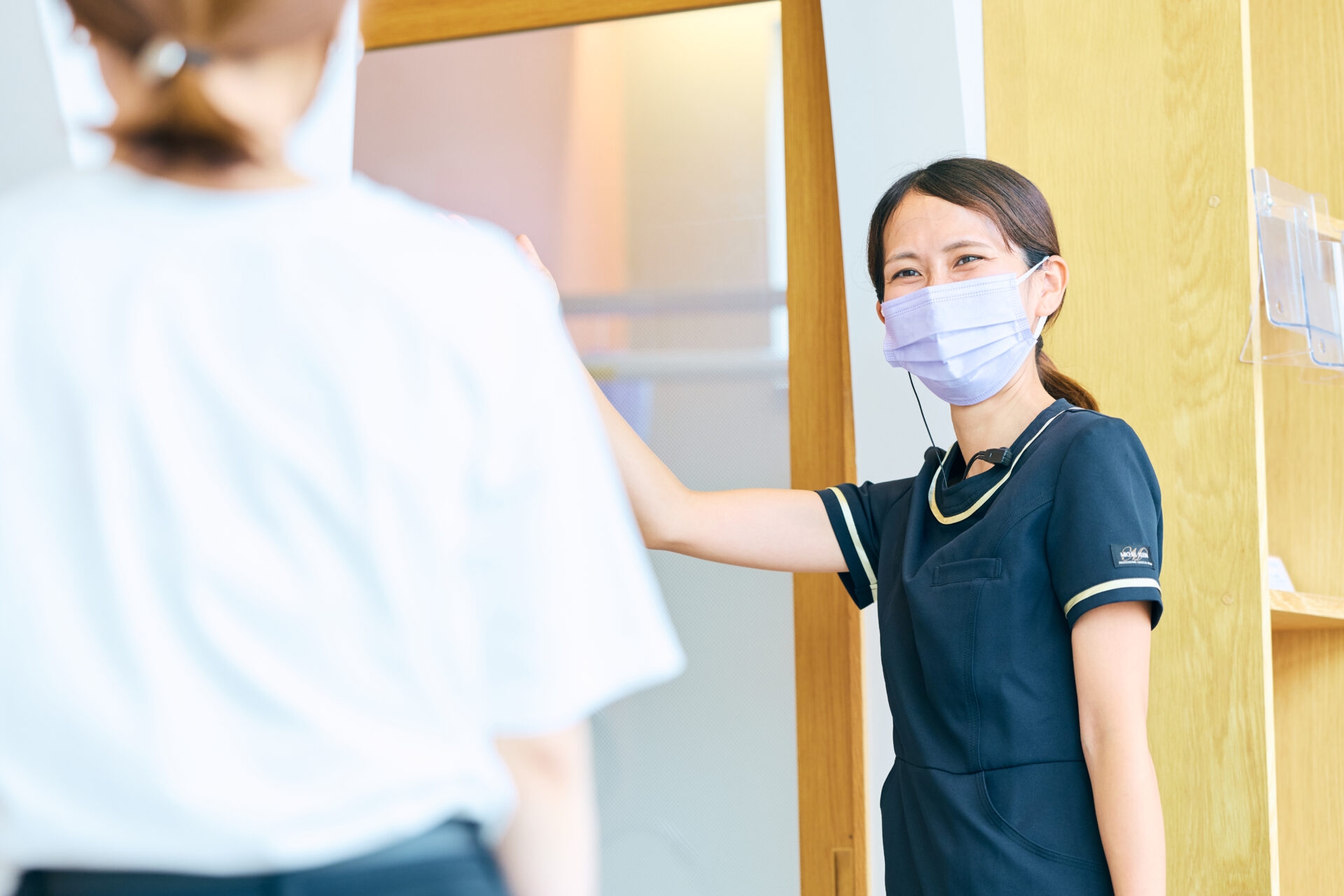 来院した方を案内するくるみ歯科こども歯科のスタッフ