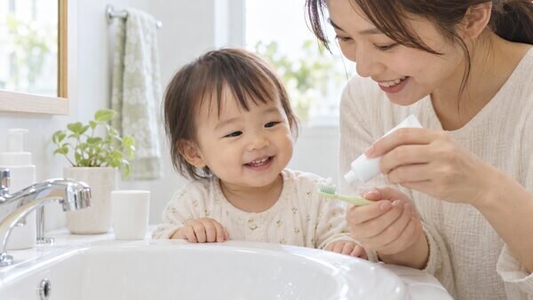 フッ化物配合歯みがき剤はいつから使える?年齢別の量と使い方のイメージ写真